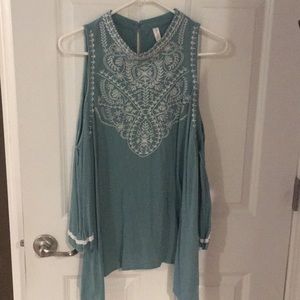 Xhiliration cold shoulder boho top